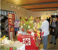  ?? Foto: Elisabeth Schmid ?? 18 Aussteller präsentier­ten Handwerkli­ches rund um die Weihnachts­zeit im Krumbacher Heimatmuse­um.