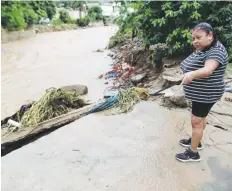  ?? Carlos.giusti@gfrmedia.com ?? Wanda García, una residente de Utuado, observa el río crecido en su vecindario.