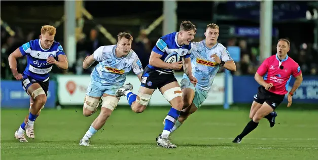  ?? Pic: David Rogers/getty ?? Ted Hill of Bath breaks through during the Gallagher Premiershi­p match against Harlequins at the Rec