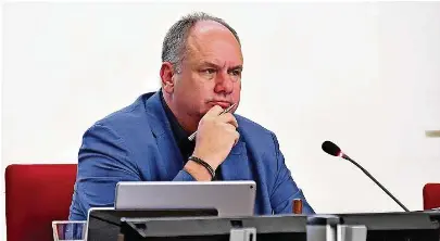  ?? Foto: Marion Doering ?? „Eine Zumutung für die Bürgerinne­n und Bürger“: OB Hilbert erklärte seinen Sparplan im Rat und hält weiter daran fest.