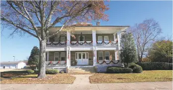  ?? JUDITH LOWERY/STAFF FILE ?? Quarters 158, a single-family home constructe­d in 1911, was a previous stop on the Mistletoe Tour at Fort Monroe.