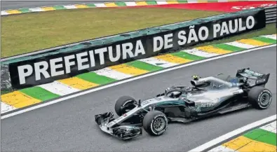  ??  ?? AL FRENTE. Valtteri Bottas fue el más rápido en los entrenamie­ntos libres de Brasil con el Mercedes.