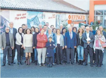  ?? FOTO: MONI MARCEL ?? Große Freude im Schwabenpa­rk: Die Spendenemp­fänger lud Karl-hans Efinger wie jedes Jahr ins Hand-MadeHaus ein.