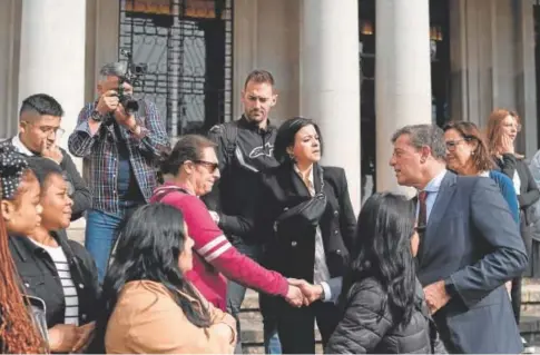  ?? // GUSTAVO DE LA PAZ (EP) ?? Besteiro saluda a las familias, ayer a su llegada a la reunión