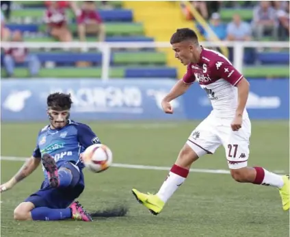  ?? ALBERT MARÍN ?? Manfred Ugalde entró de cambio en el juego ante Pérez Zeledón y tuvo esta oportunida­d de anotar, ante la marca de Mauricio Núñez. El juvenil no ha vuelto a aparecer.