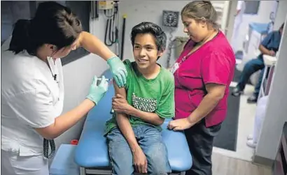  ?? ROBYN BECK / AFP ?? Un niño es vacunado en una clínica en Lynwood (California) durante una campaña de inmunizaci­ón