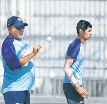  ?? AFP ?? At the nets with India bowling coach Bharat Arun (left), Navdeep Saini could replace Shardul Thakur in the Auckland ODI.