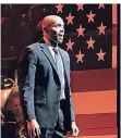  ?? FOTO: IMAGO ?? Sänger Gino Emnes als Martin Luther King.