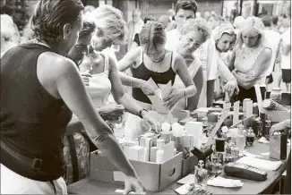  ??  ?? La grande braderie est née dans le centre historique. Ici, en . Mais sa création remonte aux années . (Photo-archives Frantz Bouton)