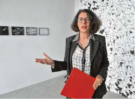  ?? Foto: Fred Schöllhorn ?? „Kunst gibt keine Antworten, sie provoziert Fragen“, sagt die Galeristin Claudia Weil. In der Bergstraße in Göggingen gibt es nun eine Zweigstell­e ihrer Galerie in Friedberg Rinnenthal.