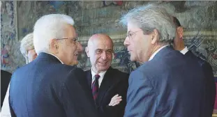  ?? LaPresse ?? Democristi­ani
Il presidente della Repubblica, Sergio Mattarella con il presidente del Consiglio, Paolo Gentiloni. Sullo sfondo, il ministro degli Interni, Marco Minniti