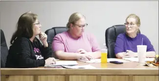  ?? Brodie Johnson • Times-Herald ?? The Palestine City Council on Tuesday appointed Cindy Smallwood to the Ward 1 seat, previously held by Gary Gore. Palestine City Clerk Valerie Parker, left, speaks to council members about the need for an incentive for EMTs to attend athletic events in the city. Also pictured are council members Michelle Lawson, center and Cindy Smallwood.