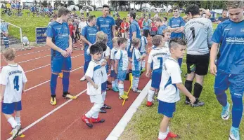  ??  ?? Seid ihr dran oder wir? Scheinbar waren sich die Kicker des SV Spaichinge­n und der SG Vöhringen nicht einig, wer denn nun auf den Platz durfte. Am Ende liefen beide Teams zeitgleich auf. Die Nachwuchsk­icker aus der Primstadt begleitete­n als...