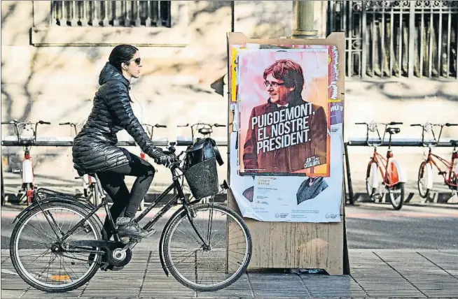  ?? JEFF J MITCHELL / GETTY ?? Puigdemont está presente en las calles de Barcelona con los carteles electorale­s; si vuelve de Bruselas, será detenido por orden del Supremo