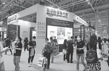  ?? PROVIDED TO CHINA DAILY ?? Visitors gather at the booth of Amazon Global Selling during a cross-border e-commerce expo held in Fuzhou, Fujian province, in June.