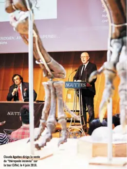  ??  ?? Claude Aguttes dirige la vente du “théropode inconnu” sur la tour Eiffel, le 4 juin 2018.