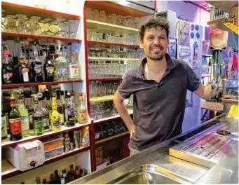  ??  ?? Pour Lionel Flatry, le Léonz café est une étape vers la joie, via la sociabilis­ation.