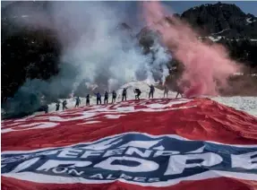  ??  ?? Militants du mouvement Génération identitair­e s’opposant à l’arrivée de migrants au col de l’Echelle, à la frontière franco-italienne, le 21 avril.