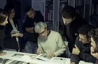  ??  ?? Antonio Biasiucci con i ragazzi del laboratori­o fotografic­o