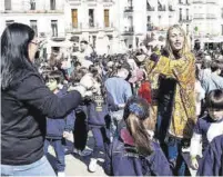  ?? ?? Guardiola se arranca Con su chaqueta de mil colores. ▷