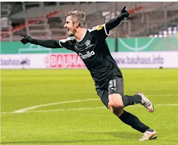  ?? FOTO: CLAUS BERGMANN/IMAGO IMAGES ?? Fin Bartels konnte am Mittwoch im DFB-Pokalspiel gegen Bayern München gleich mehrfach jubeln. Hier freut sich Kiels Stürmer über das Tor seiner Mannschaft zum späten 2:2.