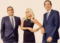  ??  ?? Protagonis­ti.Da sinistra, Jonathan Akeroyd, Donatella Versace e John Idol