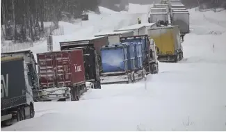  ?? ?? Des centaines de poids-lourds ont été paralysés par de fortes chutes de neige, ici au sud de la Suède.