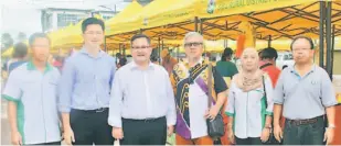  ??  ?? BEJALAIKA PENGAWA: Sempurai (tiga kiba) enggau (ari dua kiba) Sapit Chairman SRDC Robert Lau, Sekretari Justani Joni sereta bala bukai begambar ba pasar malam Sibu Jaya.