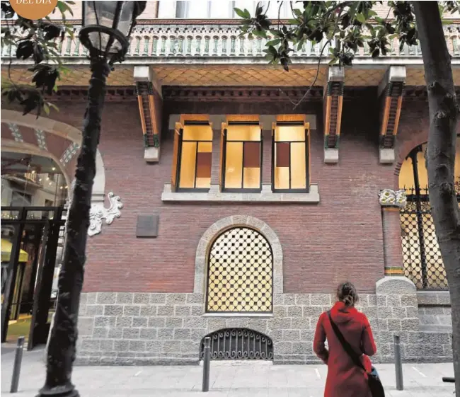  ?? ADRIÁN QUIROGA ?? Una vecina de Barcelona observa ayer los daños causados por los vándalos en las ventanas del Palau de la Música