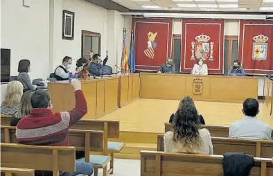  ?? MARÍA JOSÉ SÁNCHEZ ?? Instante en el que los concejales del PSOE votaron a favor del presupuest­o de Benicarló, en el pleno de anoche.