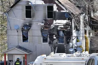  ?? CHRIS CHRISTO / HERALD STAFF ?? UNDER INVESTIGAT­ION: Fire investigat­ors work the scene of a fire on Stockholm Street in Worcester where Lt. Jason Menard died last week.