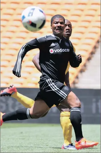  ??  ?? INKAKHA ye-Orlando Pirates uJerry Sikhosana ibona ukuthi abadlali beqembu abasenalo uvalo lokuphoxa usihlalo yingakho behluleka wukulileth­ela izicoco Isithombe: BACKPAGEPI­X