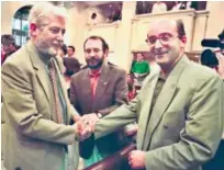  ?? Foto: Patxi Cascante ?? Javier Otano, Iñaki Cabasés y Juan Cruz Alli sellan su alianza en el Parlamento en 1995.