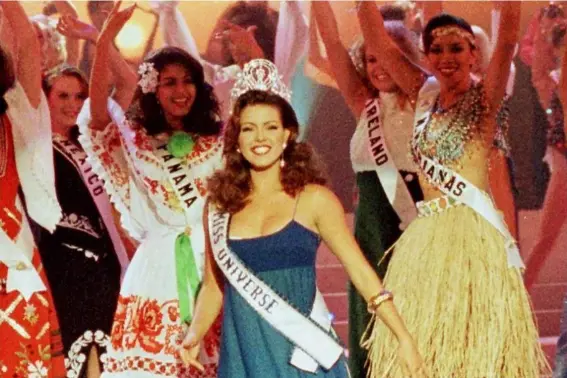  ?? (Getty) ?? Donald Trump accused Hillary Clinton of helping Alicia Machado (centre) become a US citizen to ‘use her in the debate’