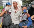 ??  ?? SOCORRO. Uno de los heridos es asistido. Imágenes del ataque al hospital por el cual el gobierno culpó a la oposición.