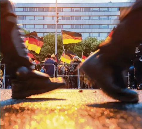  ?? Foto: dpa ?? Jeden Freitag marschiert die rechtspopu­listische Bewegung „Pro Chemnitz“auf. „Merkel muss weg!“, skandieren die Demonstran­ten dann. Das dürfte auch heute der Fall sein, wenn die Kanzlerin nach Chemnitz kommt.