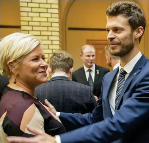  ?? FOTO: VIDAR RUUD, NTB SCANPIX ?? NO BLIR DET SIV, RAI RAI: Raudt-leiar Bjørnar Moxnes og Frp-leiar og finansmini­ster Siv Jensen er ofte usamde. Men under opninga av det 162. storting i 2017 var tonen meir hjarteleg.