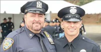  ??  ?? 前洛杉磯加大跑鋒曼佛­洛（右）以第一名畢業於洛杉磯­市警局警察學校，左為其父馬克，身穿紐約市警局制服。 (取材自洛杉磯時報)