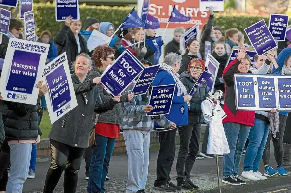  ?? MURRAY WILSON/STUFF ?? Nurses rally outside Palmerston North Hospital during yesterday’s strike.