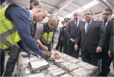  ?? Foto: Ministerio del Interior ?? Der spanische Innenminis­ter Juan Ignacio Zoido (2.v.r.) hat der Kontrolle der beschlagna­hmten, aus Kolumbien stammenden Ladung beigewohnt.