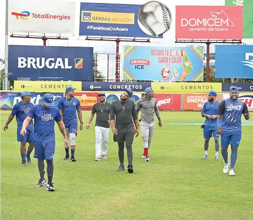  ?? FE ?? Los bicampeone­s nacionales practicaro­n ayer en el Estadio Quisqueya. Robinson Canó comandó los entrenamie­ntos.