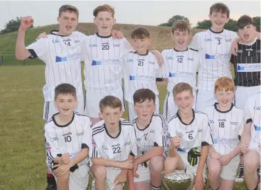  ??  ?? The Mattock Rangers/Hunterstow­n Rovers team celebrate their victory over Glen Emmets in the U14 Division 1A fin