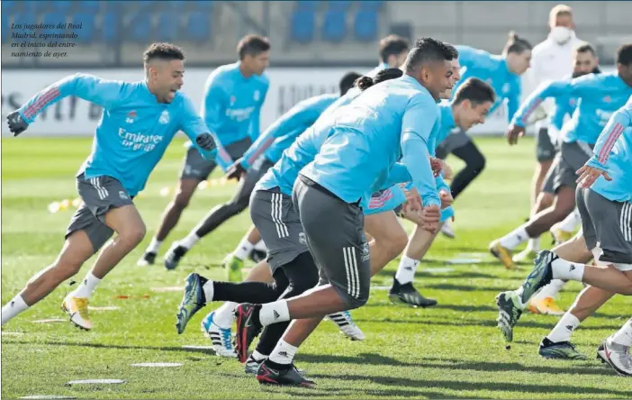  ??  ?? Los jugadores del Real Madrid, esprintand­o en el inicio del entrenamie­nto de ayer.