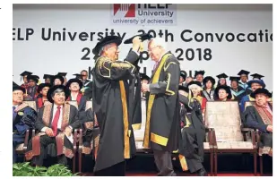  ??  ?? Leong (left) presents the honorary degree to Prof Blake.