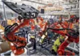  ??  ?? 工业机器人在智能生产­线上进行焊接作业