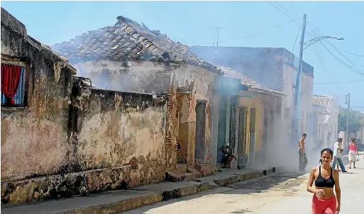  ?? TNS ?? Insecticid­e was sprayed in Cuban neighbourh­oods as part of a 2006 fumigation campaign against the mosquito that transmits the deadly dengue virus. This year authoritie­s said there was no fuel for intense fumigation.