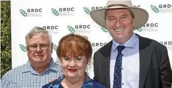  ?? PHOTO: NEV MADSEN ?? HOT PROPERTY: Glen and Diane Elsden with Deputy PM Barnaby Joyce.