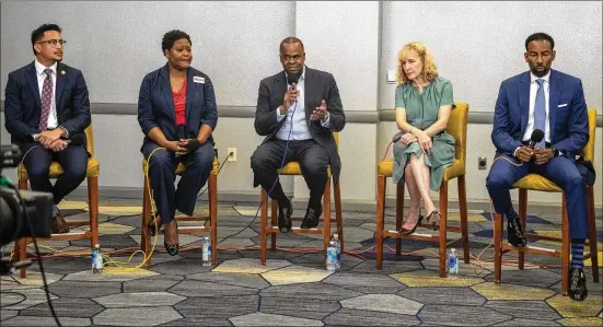  ?? ALYSSA POINTER/ALYSSA.POINTER@AJC.COM ?? Atlanta mayoral candidates Antonio Brown (from left), Felicia Moore, Kasim Reed, Sharon Gay and Andre Dickens participat­e in a forum Oct. 1 in Atlanta. According to an AJC poll released last month, Reed had the support of 23.5% of potential voters, while Moore had 20.4%. The other three main candidates, Dickens, Brown and Gay, were all largely unknowns when pollsters talked with voters weeks ago. All have been raising and spending money at a pretty good clip.