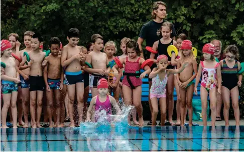  ?? Foto: dpa/Paul Zinken ?? Alles klar zum Tauchen – Förderkurs in Berliner Schwimmbad