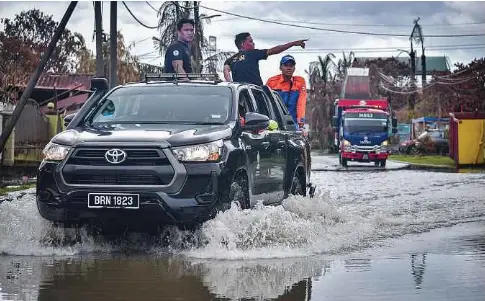  ?? ?? KEADAAN banjir di Kampung Kuala Sungai Baru, Subang Jaya yang berhampira­n dengan lokasi insiden kebakaran saluran gas di Putra Heights.